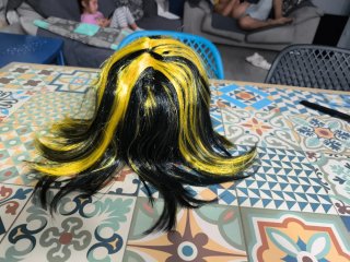 Peluca de disfraz negra y amarilla