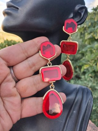 Pendientes largos dorados con piedras rojas