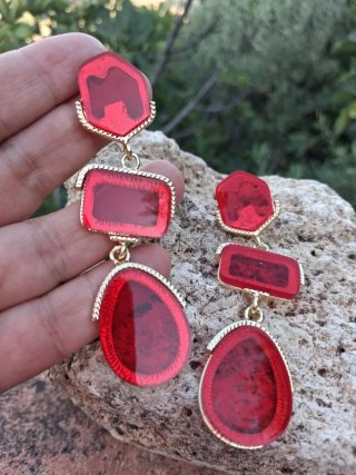 Pendientes largos dorados con piedras rojas