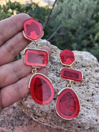Pendientes largos dorados con piedras rojas