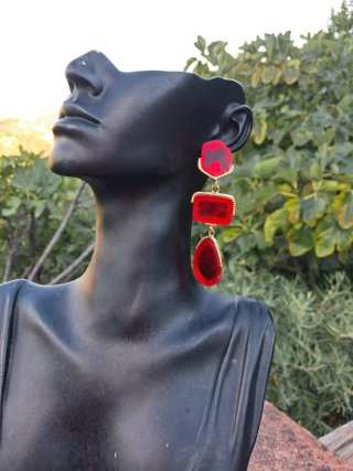 Pendientes largos dorados con piedras rojas