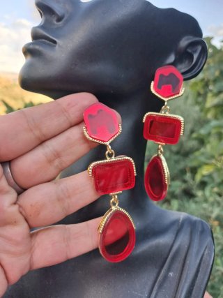 Pendientes largos dorados con piedras rojas