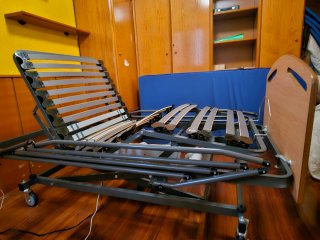 Cama geriátrica articulada eléctrica