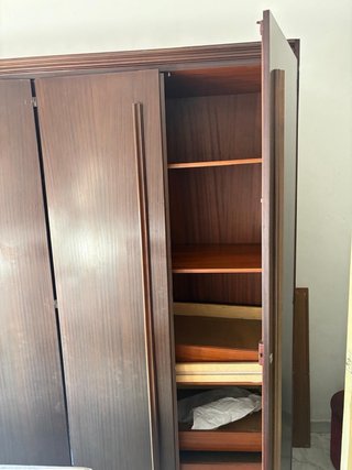 Armario de madera antiguo
