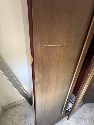 Armario de madera antiguo