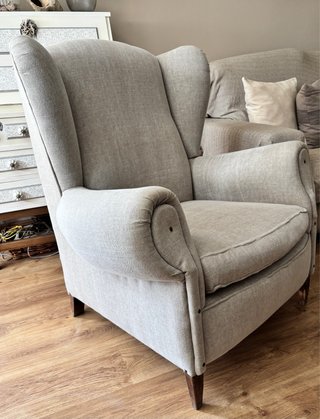 Sillón orejero tapizado tela gris