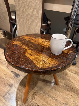 Mesa auxiliar redonda con diseño de café