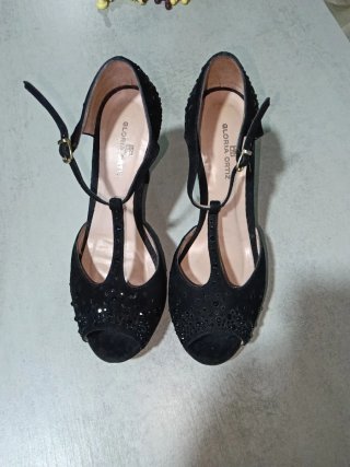 Sandalias Gloria Ortiz Tacón Negro Pedrería