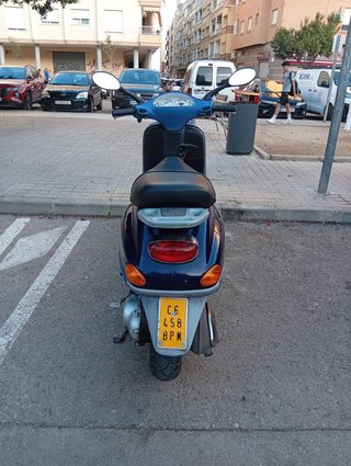 Piaggio Vespa Azul Scooter 49cc