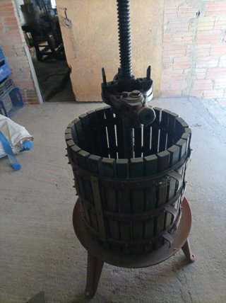 Prensa de vino de madera