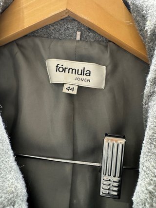 Abrigo gris con cremallera asimétrica