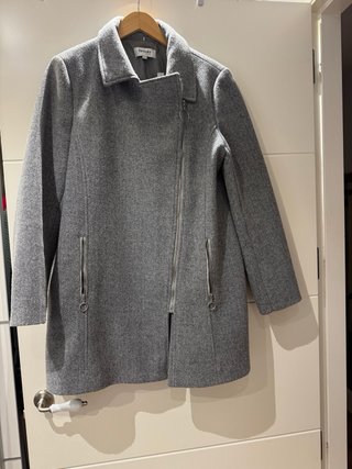 Abrigo gris con cremallera asimétrica