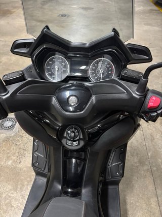 Yamaha XMAX Tech MAX Gris