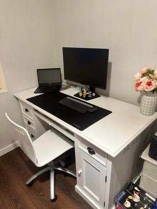 Escritorio blanco clásico con cajones + silla