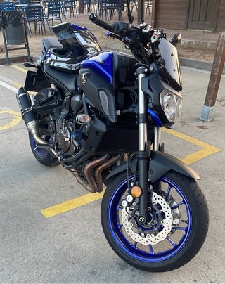 Yamaha MT-07 Naked Azul y Negra