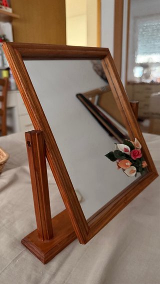 Espejo de mesa de madera