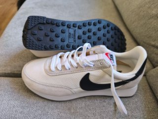 Zapatillas Nike Beige y Negro