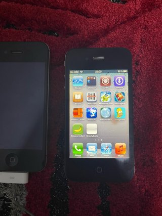 iPhone 4 iOS 5 con cable y cargador