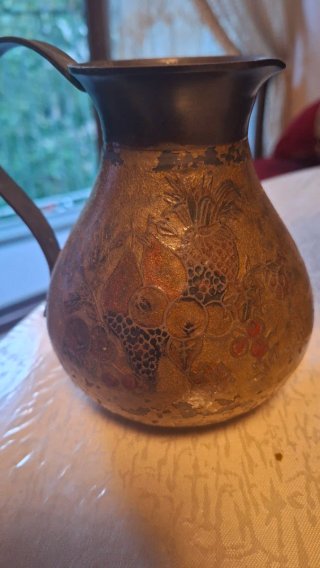 Jarrón antiguo artesanal dorado