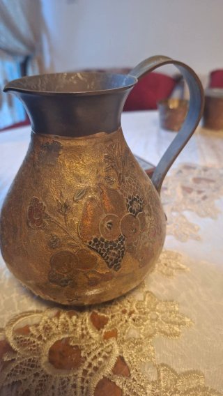 Jarrón antiguo artesanal dorado