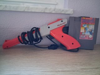 Nintendo NES con pistola y mandos