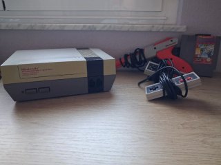 Nintendo NES con pistola y mandos