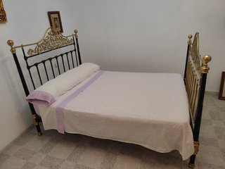 Cama antigua de hierro y forja dorada