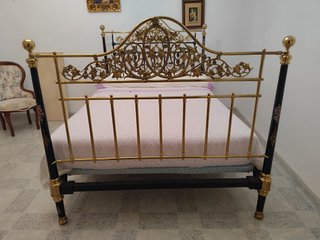 Cama antigua de hierro y forja dorada