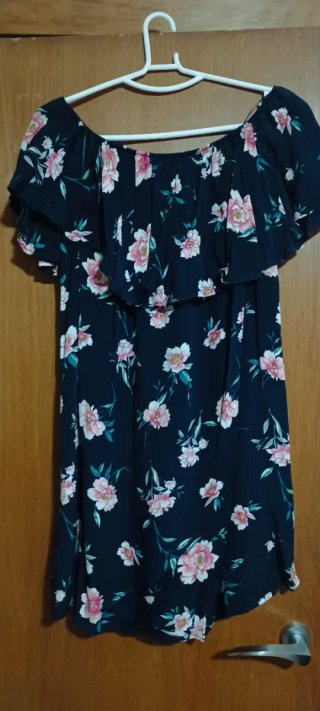 Vestido negro con flores rosas.