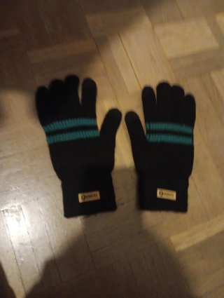 Guantes negros con rayas turquesas