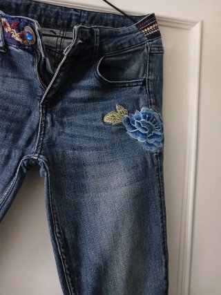 Pantalón vaquero Desigual con bordado