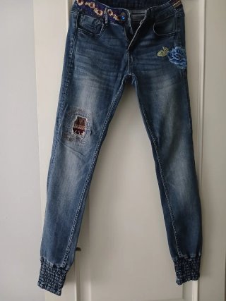 Pantalón vaquero Desigual con bordado
