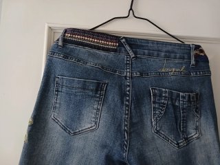 Pantalón vaquero Desigual con bordado