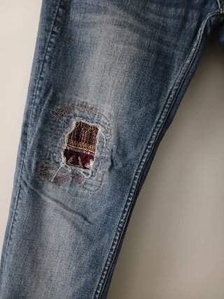 Pantalón vaquero Desigual con bordado