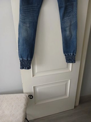 Pantalón vaquero Desigual con bordado