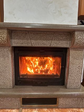 Chimenea de piedra y metal