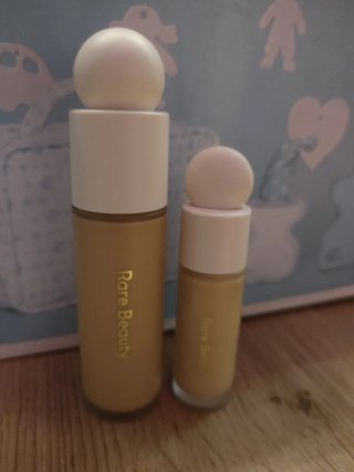 Base corrector Rare Beauty beige