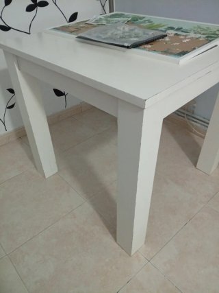 Mesa de comedor blanca y negra. Urge