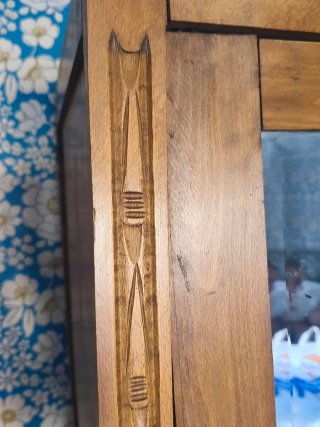 Armario de madera antiguo con espejo
