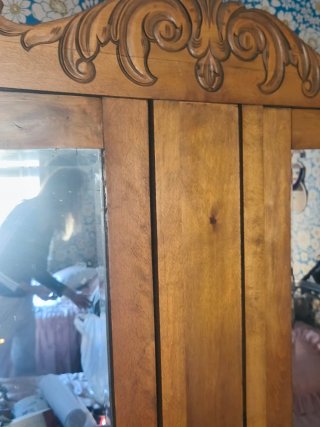 Armario de madera antiguo con espejo