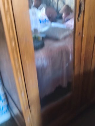 Armario de madera antiguo con espejo