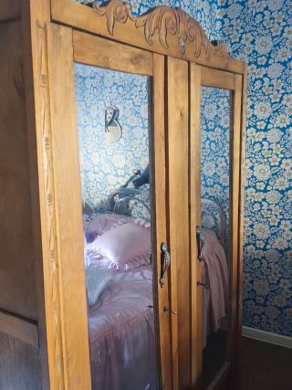 Armario de madera antiguo con espejo