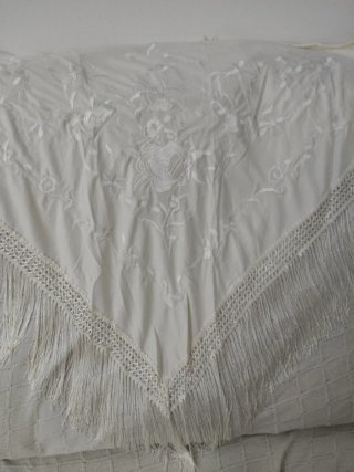 Mantón bordado beige  con flecos