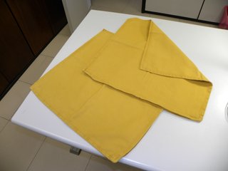 Dos fundas de cojín amarillas