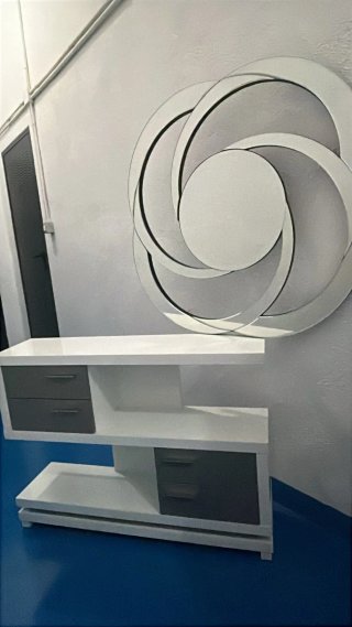 Mueble de entrada blanco y gris con espejo