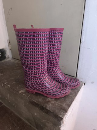Botas de agua rosas y moradas