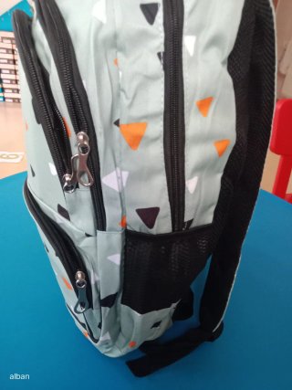 Mochila infantil con estampado de triángulos
