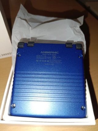 Anbernic RG34XX SP en azul metálico, consola retro