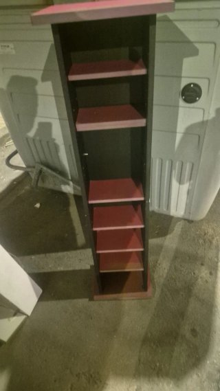 Estantería Negra y Roja