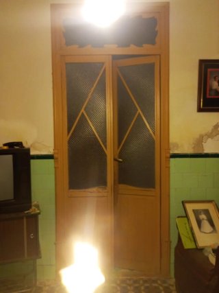 Puerta antigua de madera con cristal